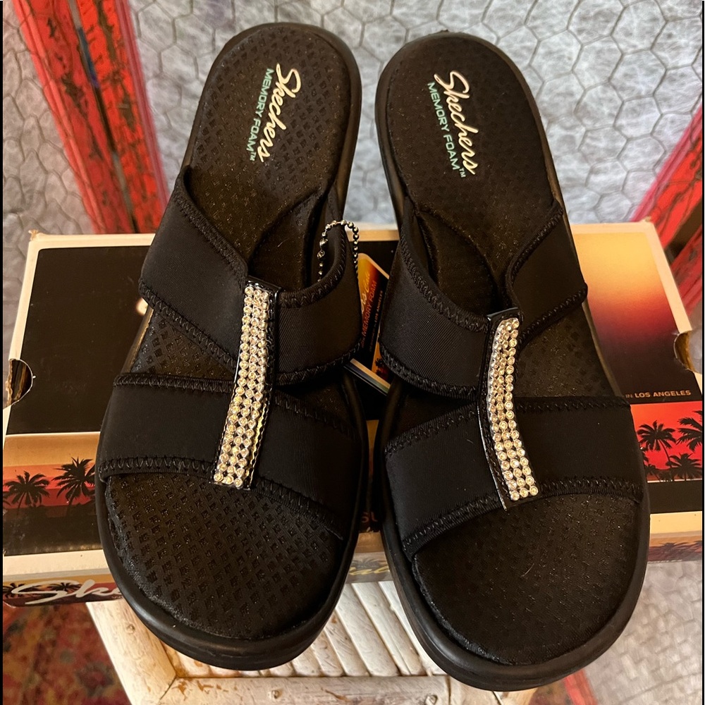 SKECHERS--SANDALS